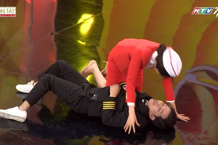 Tham gia "7 nụ cười xuân", Nam Em không ngần ngại hô hấp nhân tạo cho Trường Giang. Ảnh: chụp màn hình