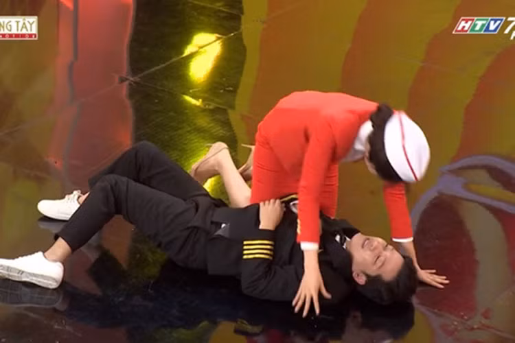 Tham gia "7 nụ cười xuân", Nam Em không ngần ngại hô hấp nhân tạo cho Trường Giang. Ảnh: chụp màn hình