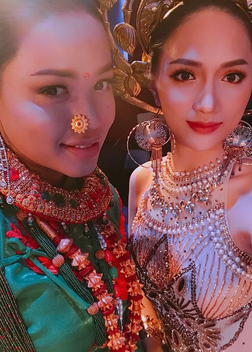 Hình ảnh Hương Giang Idol tại phần thi trình diễn trang phục dân tộc.