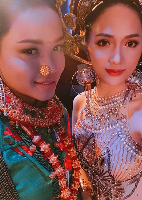 Hình ảnh Hương Giang Idol tại phần thi trình diễn trang phục dân tộc.