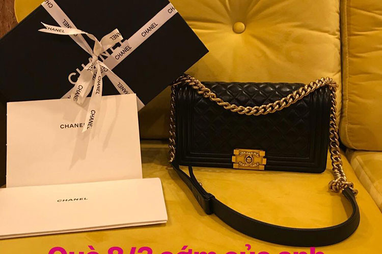 Bảo Thanh hạnh phúc tiết lộ được ông xã tặng chiếc túi hàng hiệu.