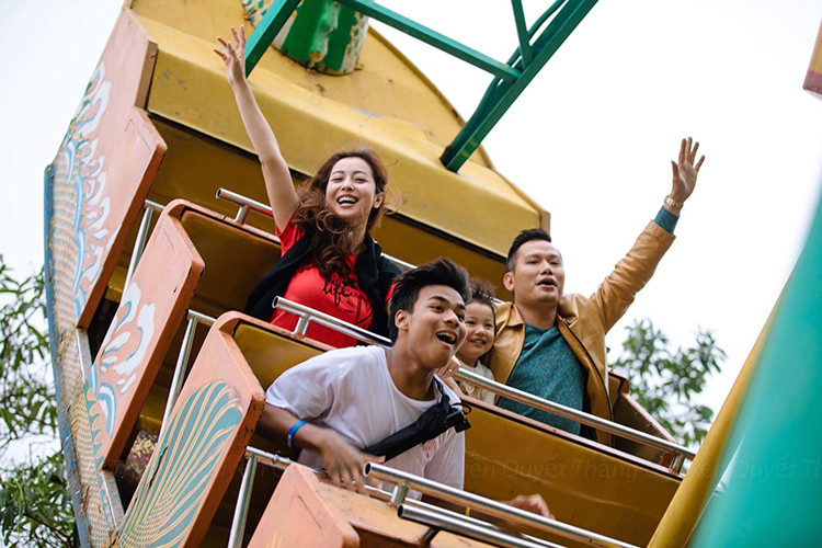 Vợ chồng Jennifer Phạm đưa con gái đi chơi công viên là một trong những tin tức sao Việt trong ngày 26/3.