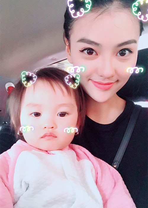 Ở tuổi 22, Hồng Quế làm mẹ đơn thân. Người mẫu cố gắng tránh thị phi và tập trung kiếm tiền để lo cho cô con gái đầy đủ. Ảnh: FBNV