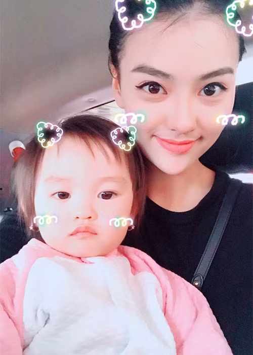 Ở tuổi 22, Hồng Quế làm mẹ đơn thân. Người mẫu cố gắng tránh thị phi và tập trung kiếm tiền để lo cho cô con gái đầy đủ. Ảnh: FBNV