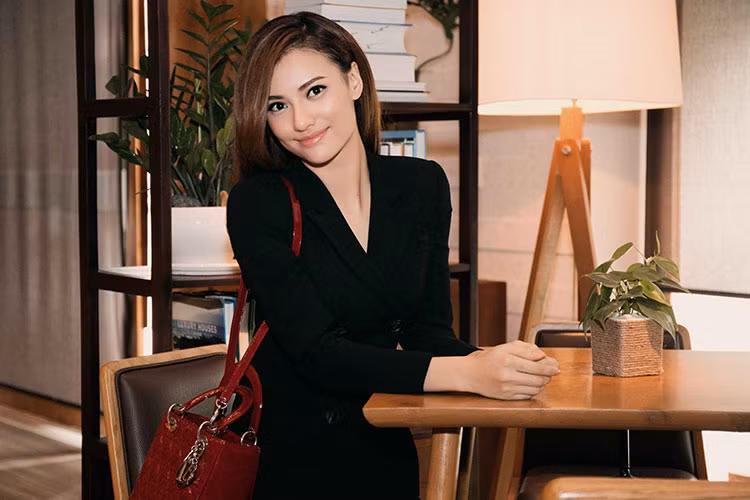 Được gắn mác “gái hư”, Hồng Quế nỗ lực hướng tới hình ảnh ngoan hiền vì muốn công chúng đón nhận. Ảnh: Tiên Nguyễn