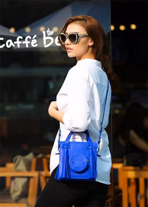 Hồng Quế lựa chọn trang phục thanh lịch, kín đáo hơn khi đi sự kiện thay thế những bộ cánh hở hang đồng thời tránh thị phi, ồn ào. Ảnh: FBNV