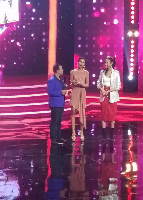 H’hen Niê và Hoàng Thùy cùng tham gia một gameshow.