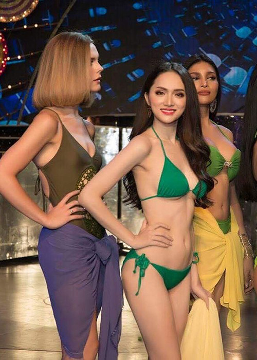 Nữ ca sĩ Hương Giang luôn giữ được vẻ rạng rỡ trong suốt đêm bán kết.