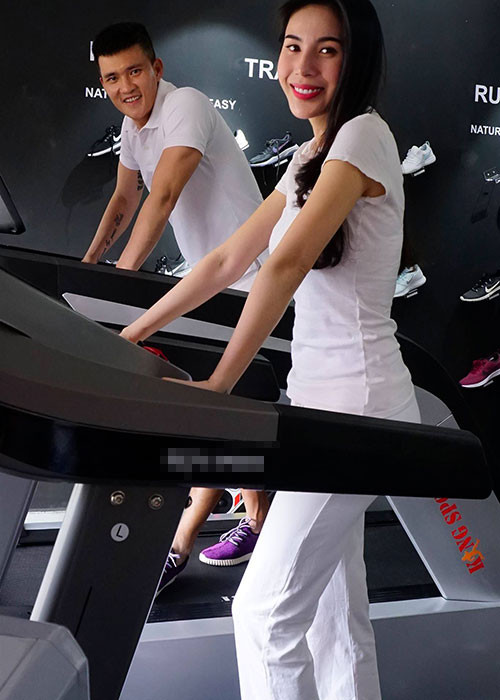 Công Vinh đưa Thủy Tiên đi mua sắm nhân ngày 8/3. Về phía Thủy Tiên, cô chia sẻ: “8/3 em không đòi quà là anh tự nguyện à nha. Cảm ơn anh xã yêu”.