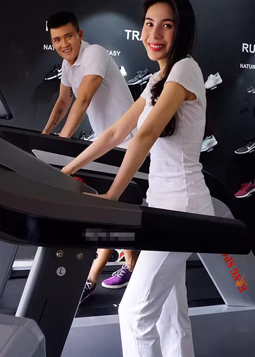 Công Vinh đưa Thủy Tiên đi mua sắm nhân ngày 8/3. Về phía Thủy Tiên, cô chia sẻ: “8/3 em không đòi quà là anh tự nguyện à nha. Cảm ơn anh xã yêu”.