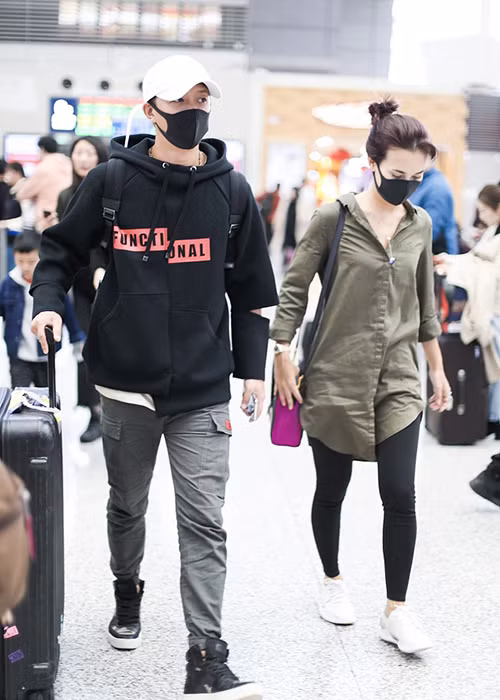 Đây là lần đầu tiên mỹ nhân phim " Chiến lang 2" xuất hiện bên bạn trai sau tuyên bố hẹn hò vào đầu tháng 2/2018.