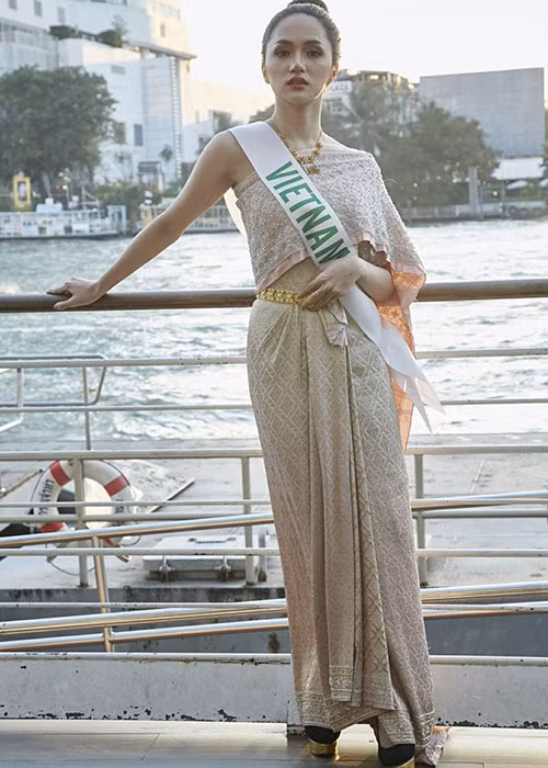 Diện trang phục truyền thống Thái Lan, Hương Giang xinh đẹp hút hồn. Ảnh: BTC