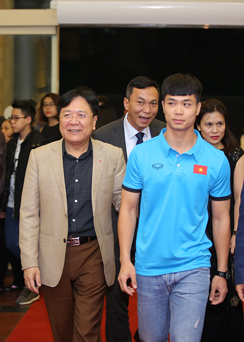 Cầu thủ Công Phượng đến tham gia chương trình với vai trò người công bố giải thưởng.