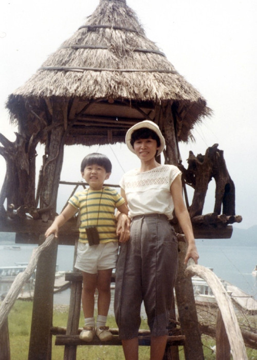 Châu Kiệt Luân để kiểu đầu nấm đáng yêu lúc nhỏ. Ảnh: Ifeng