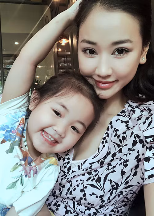 Maya khen con gái Bồ Câu xinh đẹp.