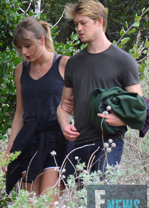 Taylor Swift và Joe Alwyn vừa có buổi đi bộ cùng nhau tại Malibu, Califonia, Mỹ. Ảnh: eonline
