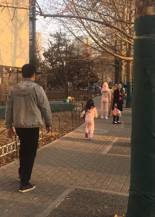 Lý Tiểu Lộ cũng mặc trang phục thể thao giống con gái trong chuyến đi chơi.