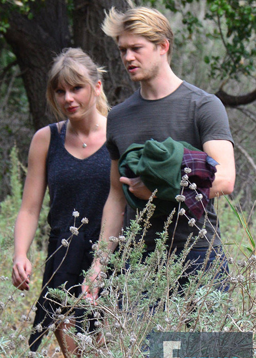 Cặp đôi đã đi bộ bên nhau trong khoảng 90 phút. Ảnh: eonline