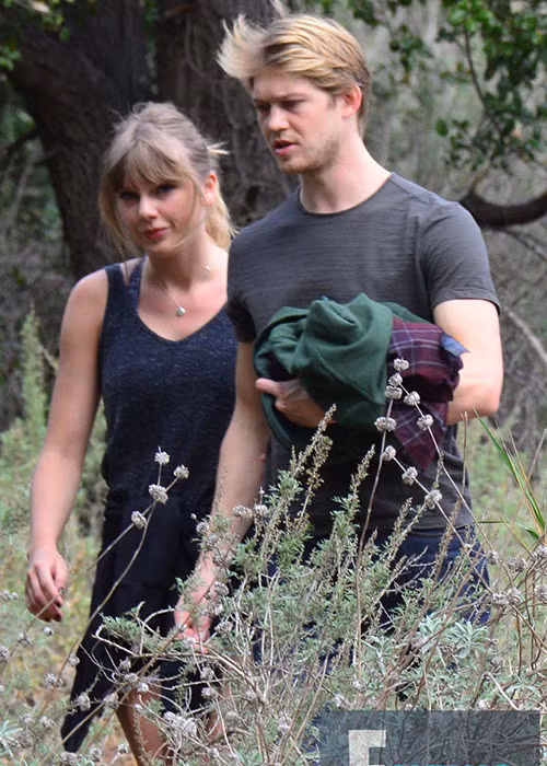 Cặp đôi đã đi bộ bên nhau trong khoảng 90 phút. Ảnh: eonline