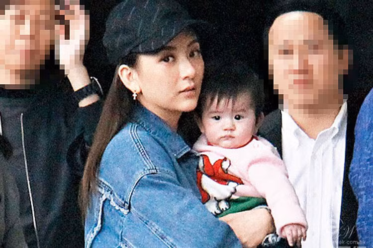 Nam diễn viên tâm sự khoảnh khắc hạnh phúc nhất của anh chính là khi chăm sóc con gái nhỏ. Ảnh: eastweek