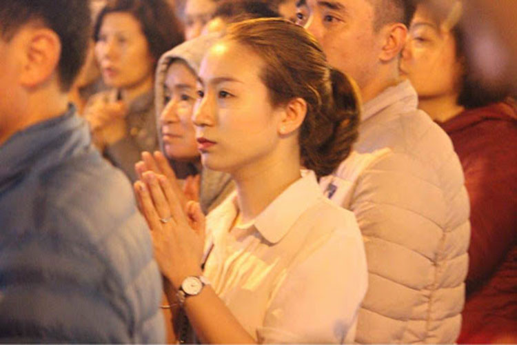 Mặc dù thời tiết có mưa phùn nhưng rất nhiều cô gái trẻ xinh đẹp vẫn tìm đến chùa Phúc Khánh để giải hạn.