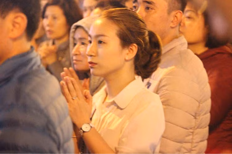 Mặc dù thời tiết có mưa phùn nhưng rất nhiều cô gái trẻ xinh đẹp vẫn tìm đến chùa Phúc Khánh để giải hạn.