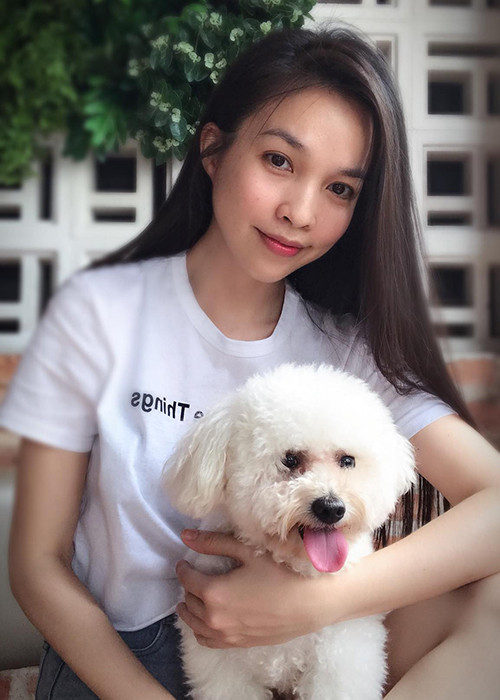 Hiền Thục tâm sự: “Bạn Thục không có ai theo đuổi, năng lượng tỏa ra chỉ có con nít và con cún này thích mà thôi”.