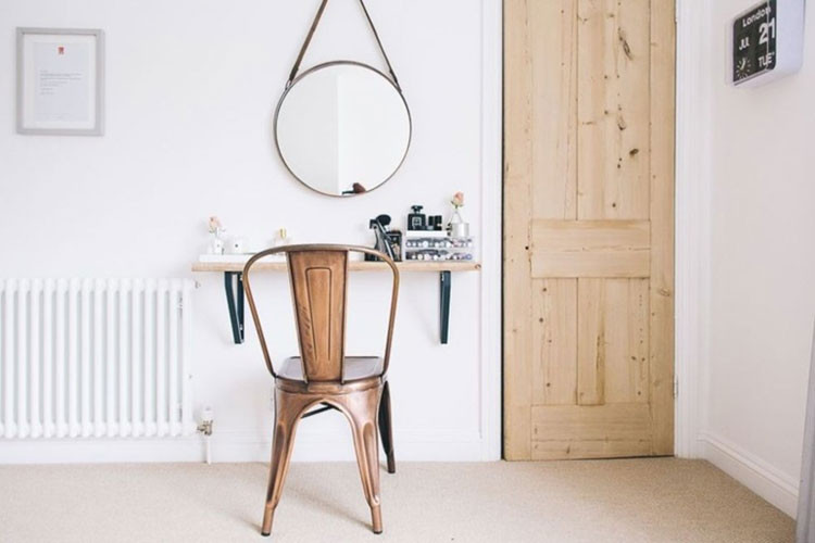 Vấn đề: Không có nơi bố trí bàn trang điểm: Nếu bạn cảm thấy thiếu không gian để trang điểm, làm đẹp, hãy tự lắp cho mình một chiếc giá và một chiếc gương nhỏ lên bất cứ không gian nào còn trống trong phòng. Và bàn trang điểm của bạn đã hiện ra trong phút chốc.