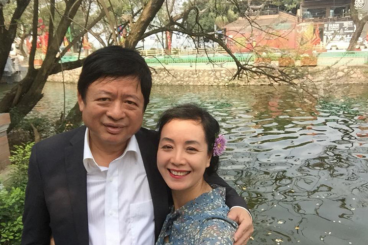 Chiều Xuân tâm sự: “Kỷ niệm hơn 30 năm ngày lễ thành hôn của chúng em. Chúng em xin gửi lời cảm ơn bố mẹ, con cái, anh em bạn bè luôn quan tâm đến đôi trẻ. Cảm ơn anh đã đến cuộc đời em, lúc nào em cũng thấy mình là người thật may mắn khi có anh trong cuộc đời. Yêu rất nhiều”.