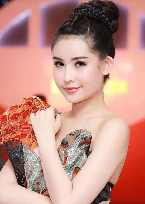 Vẫn giữ danh hiệu Hoa hậu Đại dương, hai tháng qua tiếp tục Lê Âu Ngân Anh tham gia nhiều sự kiện giải trí cũng như khoe cuộc sống sang chảnh, xài hàng hiệu.