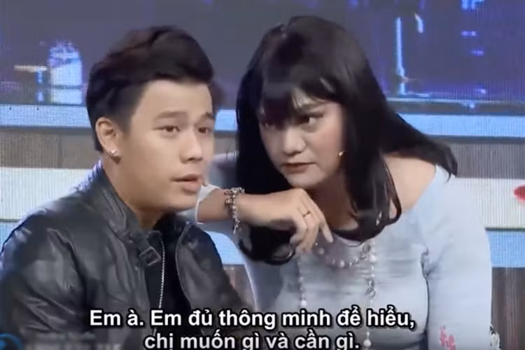 Dân mạng đang phản ứng trái chiều về phần ứng xử của MC Anh Huy trong chương trình Quý ông hoàn hảo khi anh đồng ý "qua đêm" với quý bà để có tiền chữa bệnh cho mẹ và trả nợ: Dân Việt