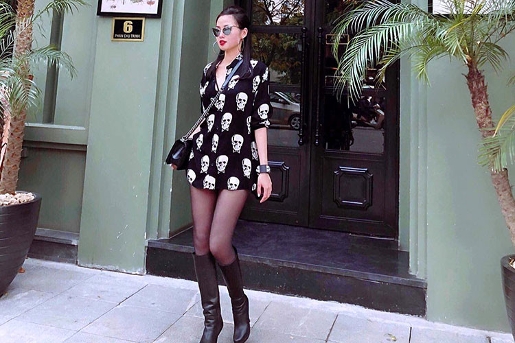 Hot girl Tâm Tít khoe chân dài miên man trên phố.