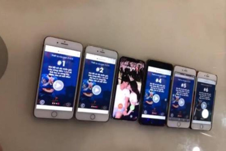 Nữ ca sĩ cũng vô tình để lộ ảnh bên bạn trai làm hình nền điện thoại. Ảnh: Một thế giới