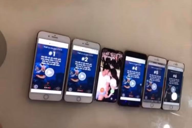 Nữ ca sĩ cũng vô tình để lộ ảnh bên bạn trai làm hình nền điện thoại. Ảnh: Một thế giới