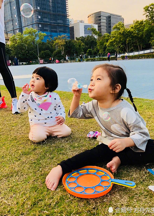 Gần 3 tuổi, bé Bubu vô cùng xinh xắn.