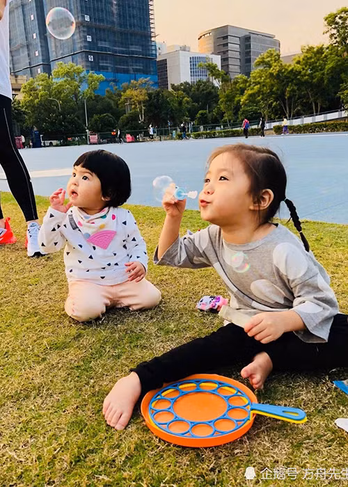 Gần 3 tuổi, bé Bubu vô cùng xinh xắn.