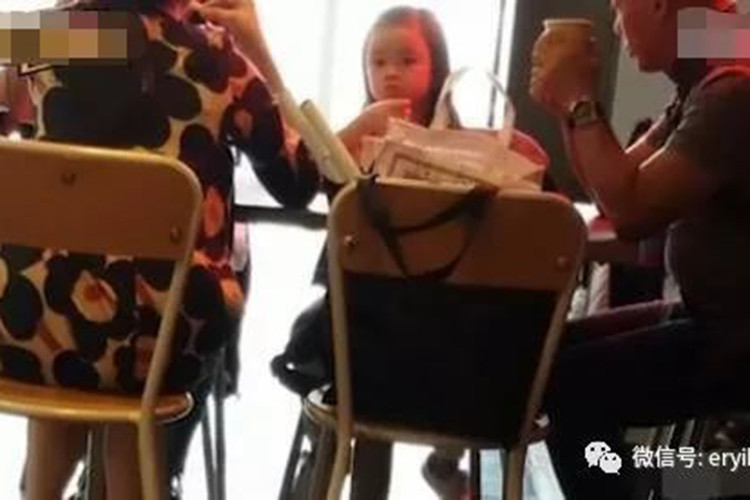 Dù bận rộn với công việc Lưu Đức Hoa vẫn cố gắng đưa con gái đến trường. Ảnh: QQ