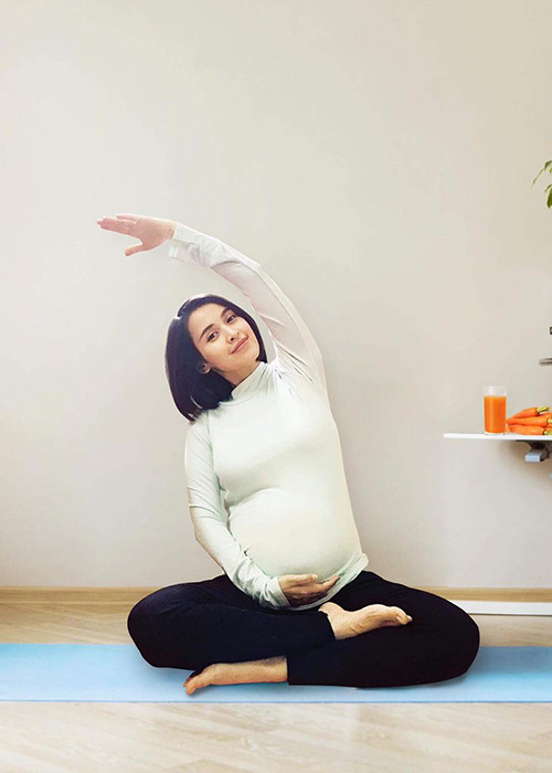 Tú Vi dành thời gian tập yoga mỗi ngày.