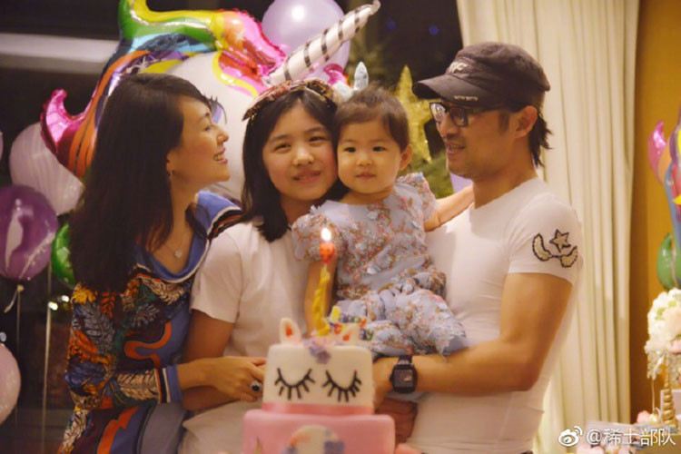 Hình ảnh vợ chồng Uông Phong hạnh phúc bên con gái Tỉnh Tỉnh và Hy Hy. Ảnh: Weibo
