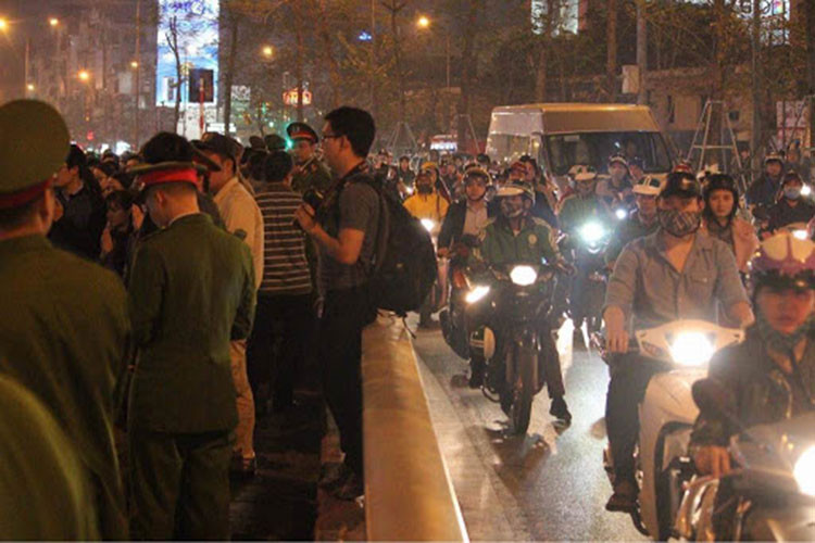 Do lượng người đến chùa Phúc Khánh đúng giờ cao điểm nên thỉnh thoảng giao thông ở khu vực xảy ra tình trạng ùn ứ, các phương tiện di chuyển khó khăn.