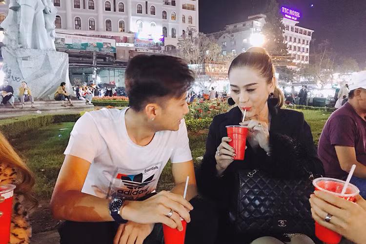 Sau đám cưới, Lâm Khánh Chi thường xuyên chia sẻ hình ảnh của mình bên ông xã.