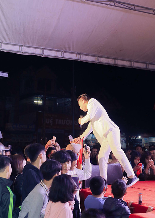 Khi mới vào nghề, Châu Việt Cường khá nghèo nên ai mời anh cũng nhận show đi hát.