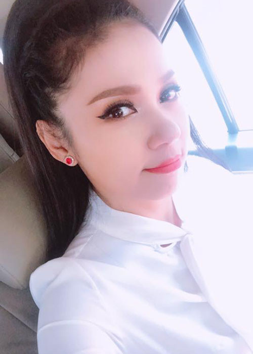 Việt Trinh chia sẻ: “Nhiều khi thấy mình đẹp thiệt”.