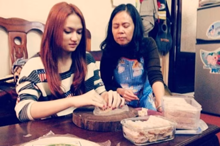 "Trời ơi, em Giang mà phụ cô được công việc nhà thì cô mừng quá! Tuy nhiên có phụ thì cũng cho quét nhà thôi chứ rửa chén thì rất thiệt hại về kinh tế", mẹ của Hương Giang chia sẻ. Ảnh: Giadinhxahoi