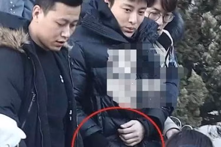 Giả Nãi Lượng từng bị bắt gặp không đeo nhẫn cưới. Ảnh: Ifeng