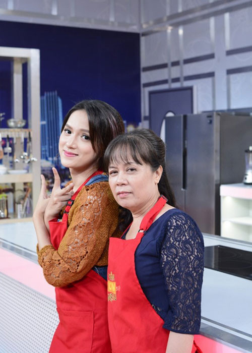 Hương Giang cùng mẹ xuất hiện trong chương trình "Chuẩn cơm mẹ nấu". Ảnh: Thể thao văn hóa