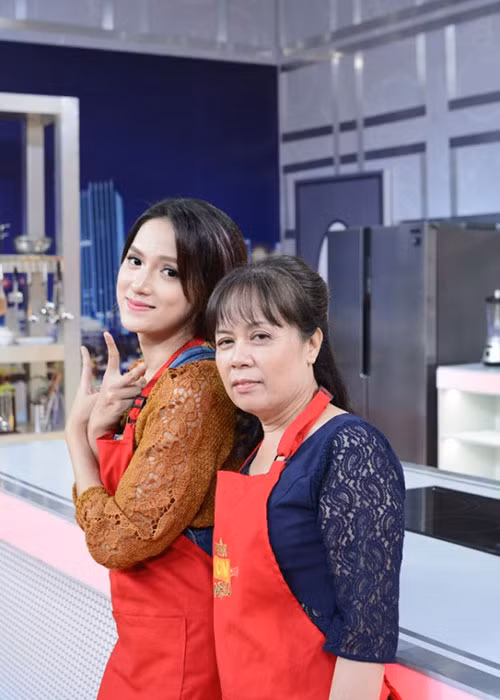 Hương Giang cùng mẹ xuất hiện trong chương trình "Chuẩn cơm mẹ nấu". Ảnh: Thể thao văn hóa