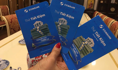 Sổ tiết kiệm gốc bà Bình đang giữ. Ảnh: NVCC.