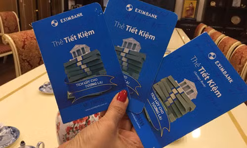 Sổ tiết kiệm gốc bà Bình đang giữ. Ảnh: NVCC.