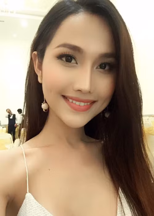 Hy Sa B chiếm được thiện cảm của người đối diện bởi gương mặt xinh đẹp với nụ cười má lúm đồng tiền.